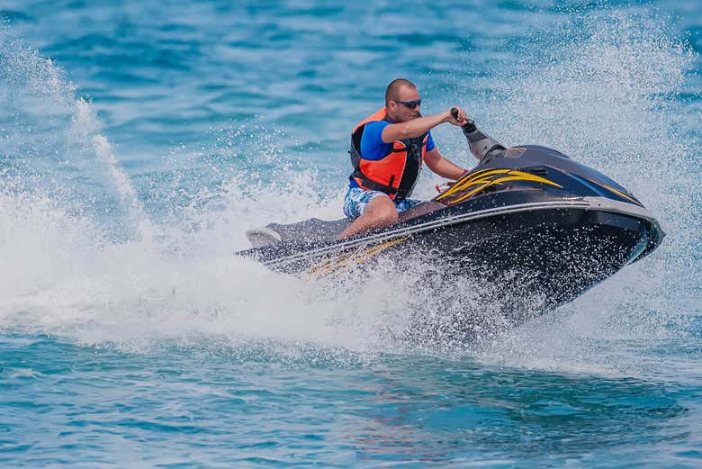 Pilotando um jet ski em Fornells