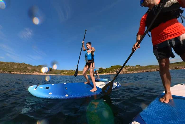 Remando sobre a prancha de paddle surf