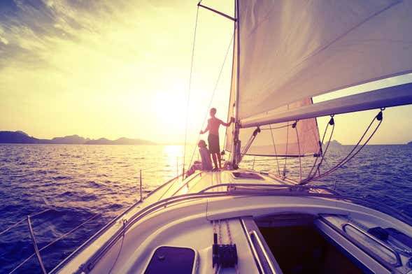Passeio de barco a vela ao entardecer por Fornells